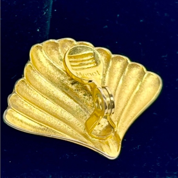 Vintage gold tone Monet clip on earrings. - Picture 8 of 8